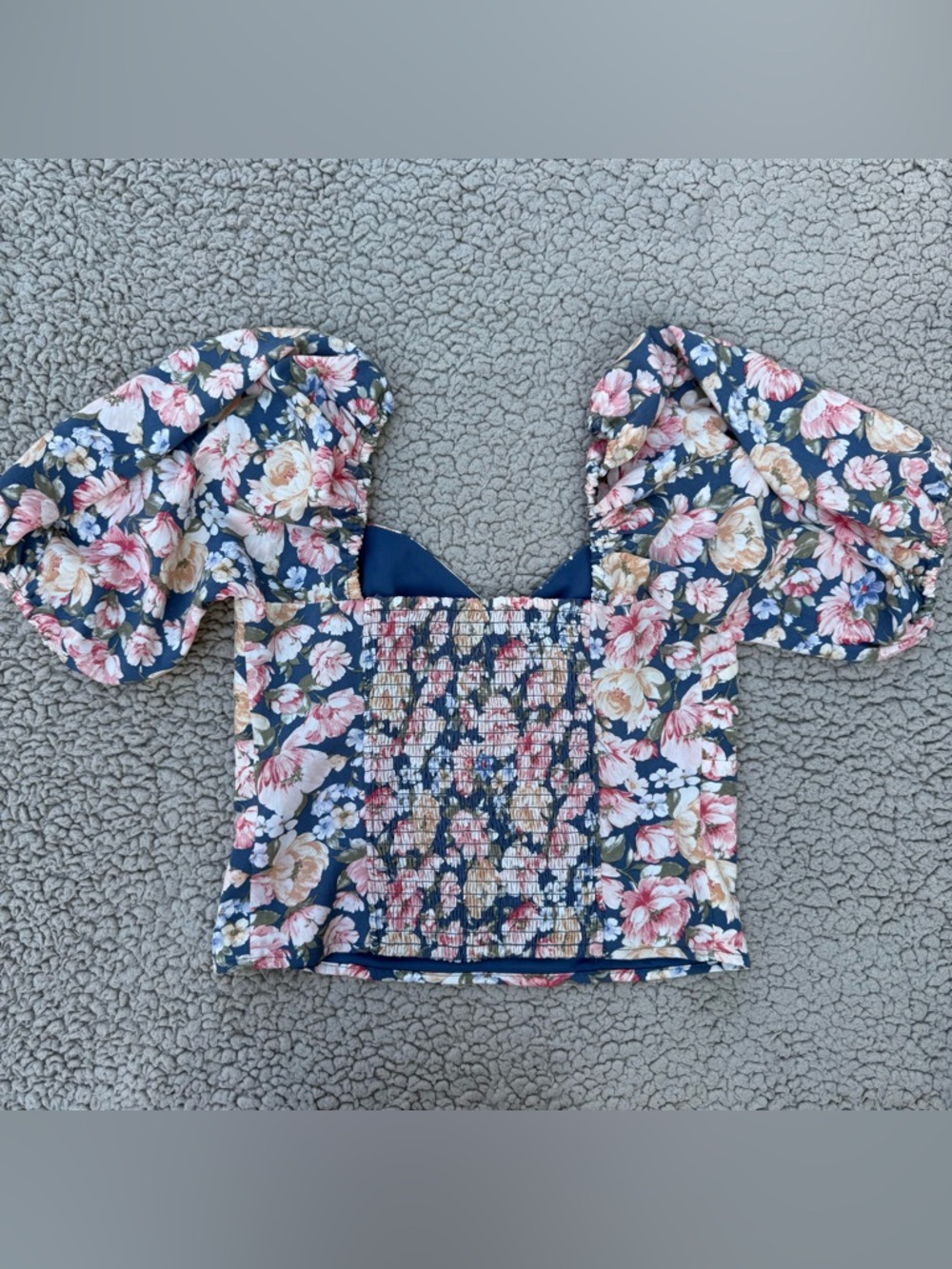 Abercrombie & Fitch Floral Puff-Sleeve Crop Top in Navy, Pink, Cream - Picture 4 of 4